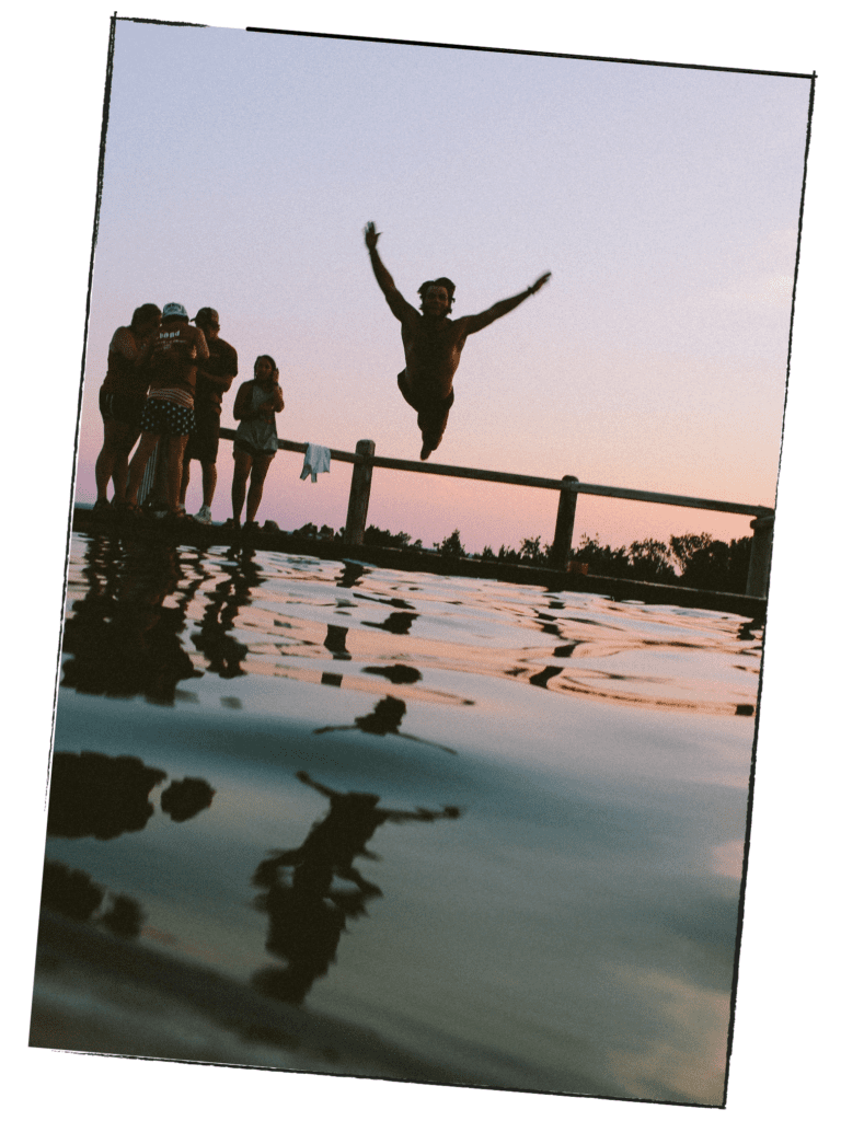 Saut dans une piscine