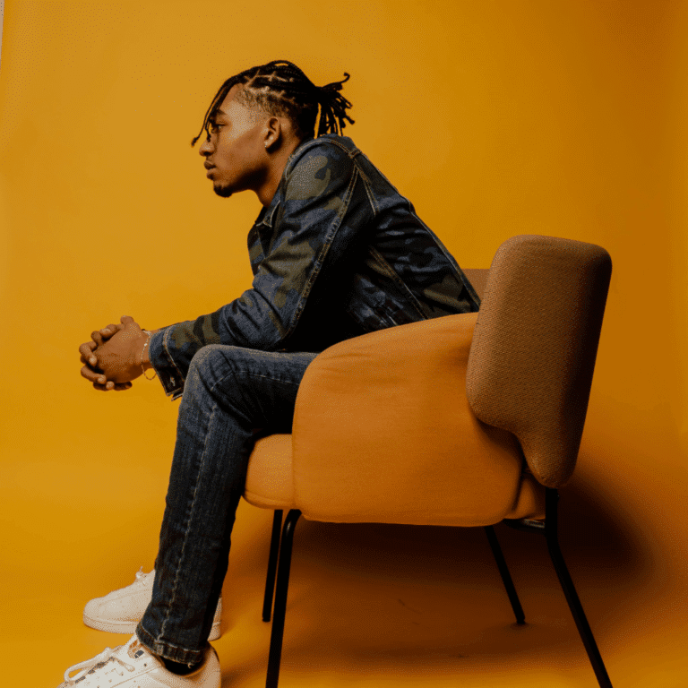 Homme streetwear sur une chaise